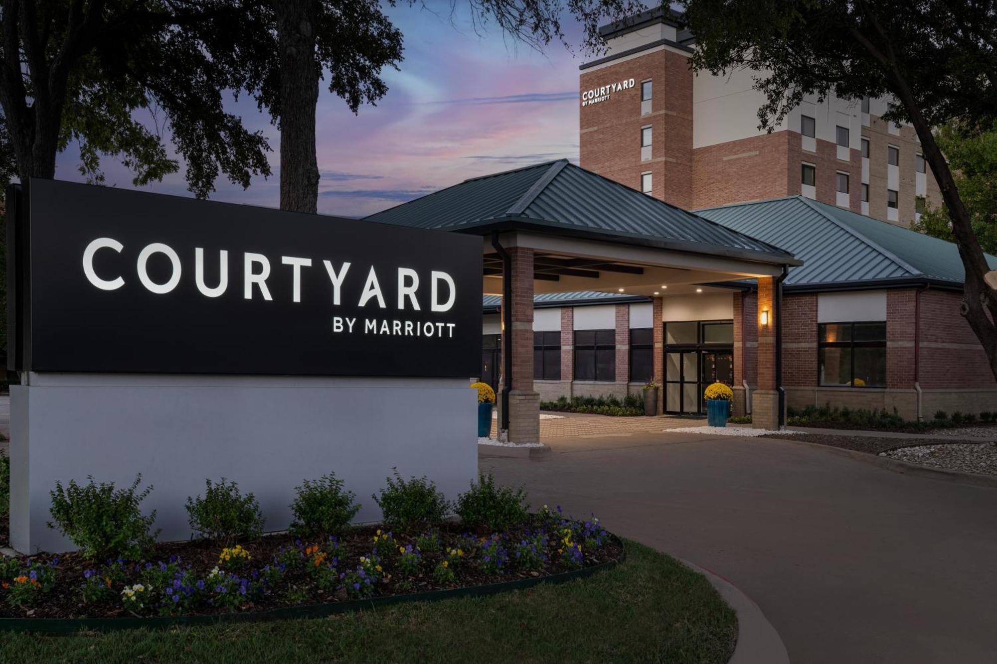Courtyard Dallas Quorum Drive Hotel