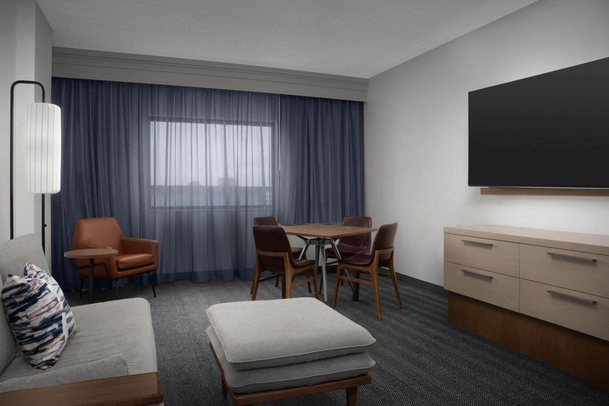 Courtyard Dallas Quorum Drive Hotel 3*