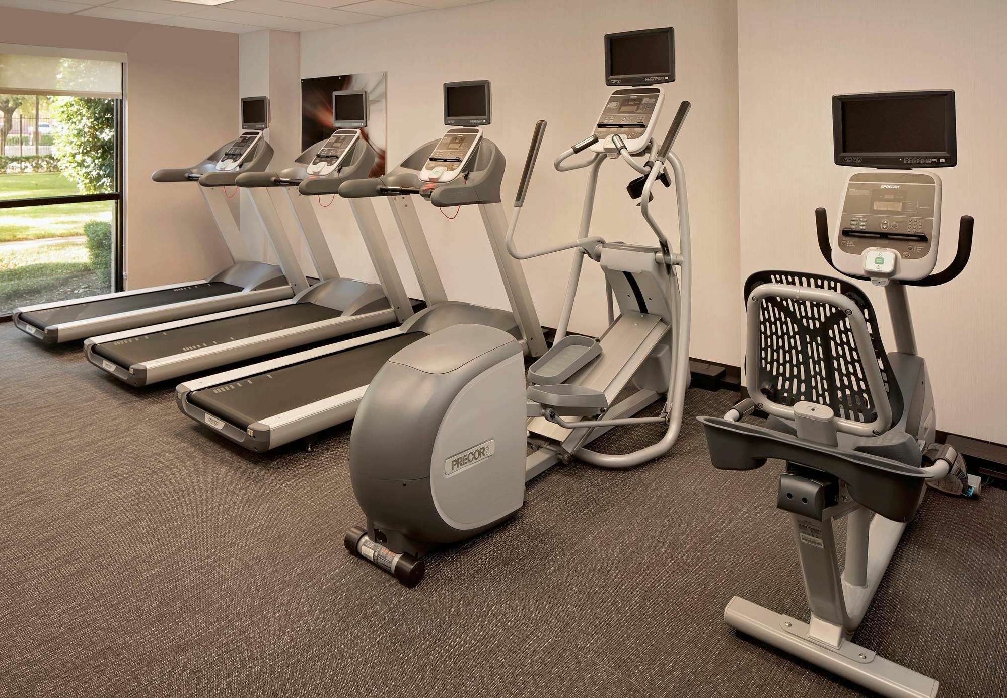 Courtyard Dallas Quorum Drive Hotel 3*
